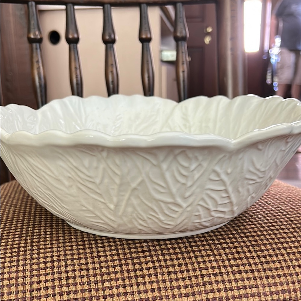 Elegant White Leaf Pattern Bowl